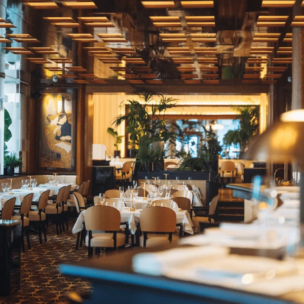 رستوران هتل پلازا در فرانسه
