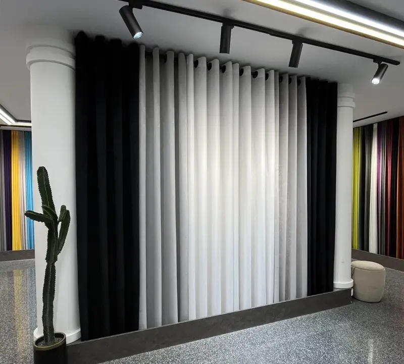 پرده اتاق خواب با رنگ‌ مشکی