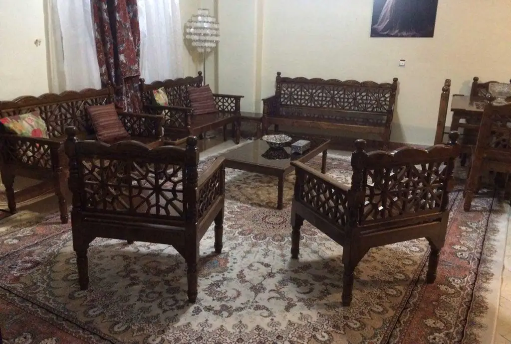 چگونه با استفاده از وسایل سنتی منزل فضایی دلنشین ایجاد کنیم؟ 2 مبلمان چوبی در وسایل سنتی منزل