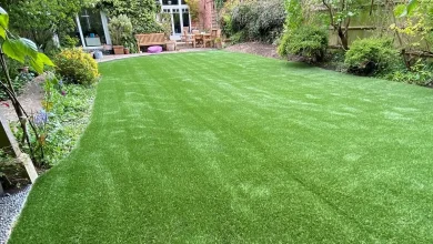 نمایی از حیاط منزل، پوشیده شده با چمن مصنوعی