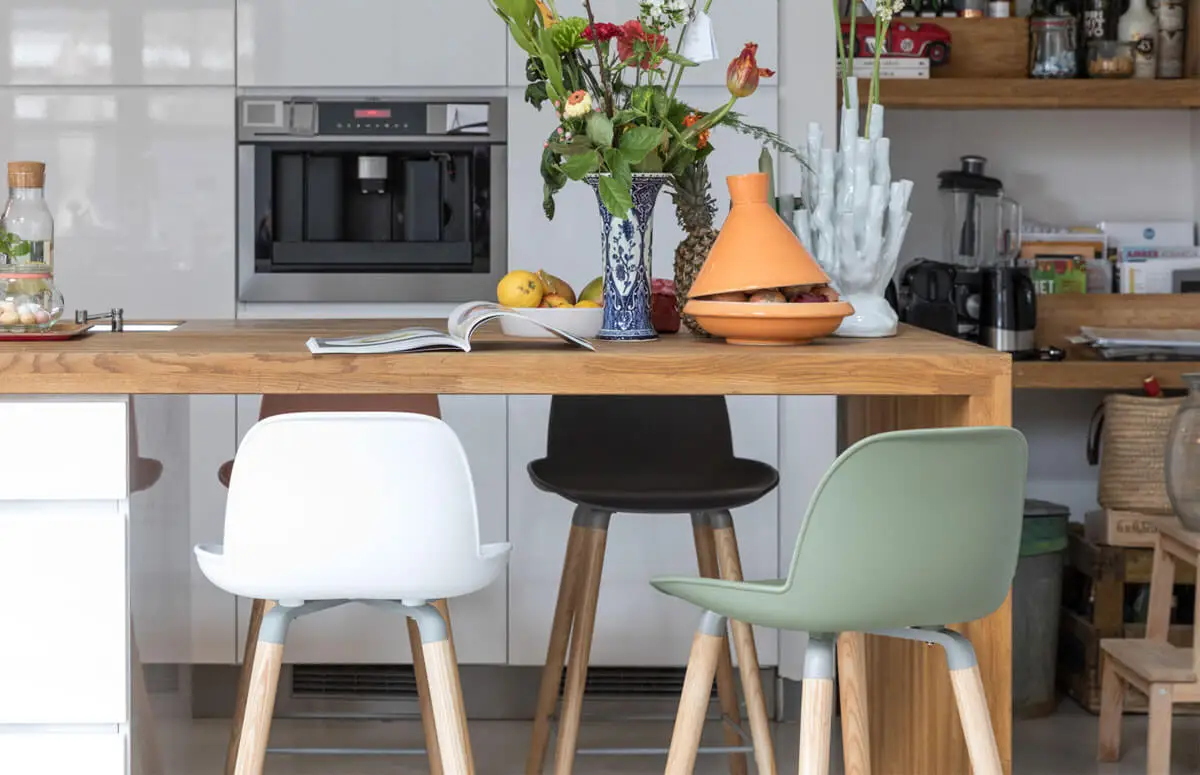 راز انتخاب بهترین صندلی اپن برای آشپزخانه شما 4 سبک و جنس صندلی اپن