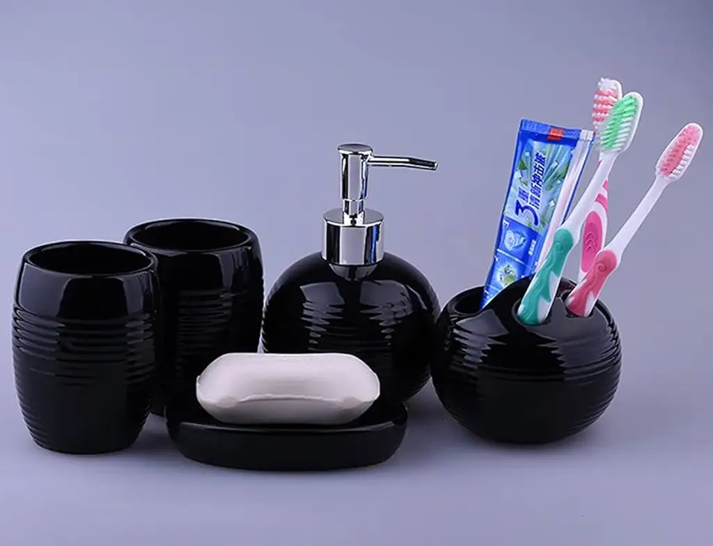 جا مسواکی و لیوان در سرویس بهداشتی مدرن