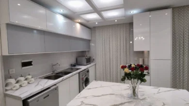 قبل از انتخاب کابینت پله‌ای سفید طوسی بخوانید!