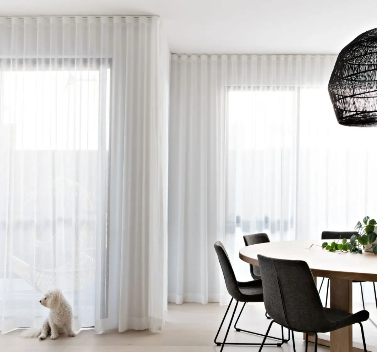 پرده با رنگ روشن برای پنجره بزرگ