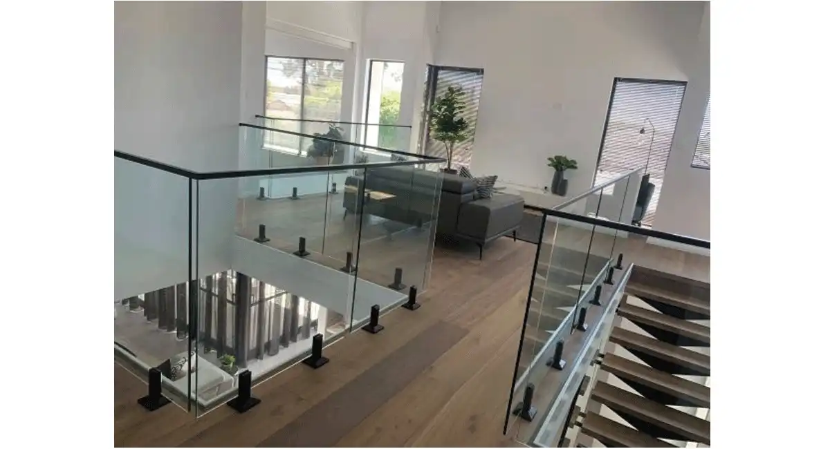 انواع هندریل شیشه‌ای روکار که برای راه‌پله استفاده می‌شود