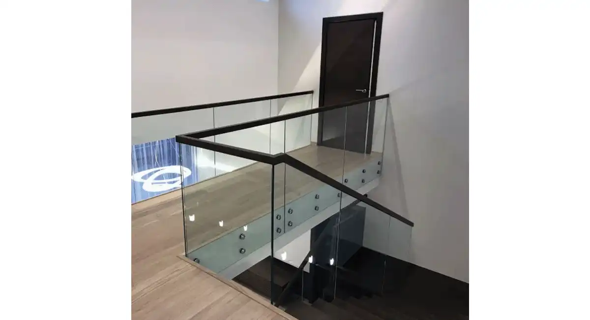 نرده شیشه ای فیکس پوینت